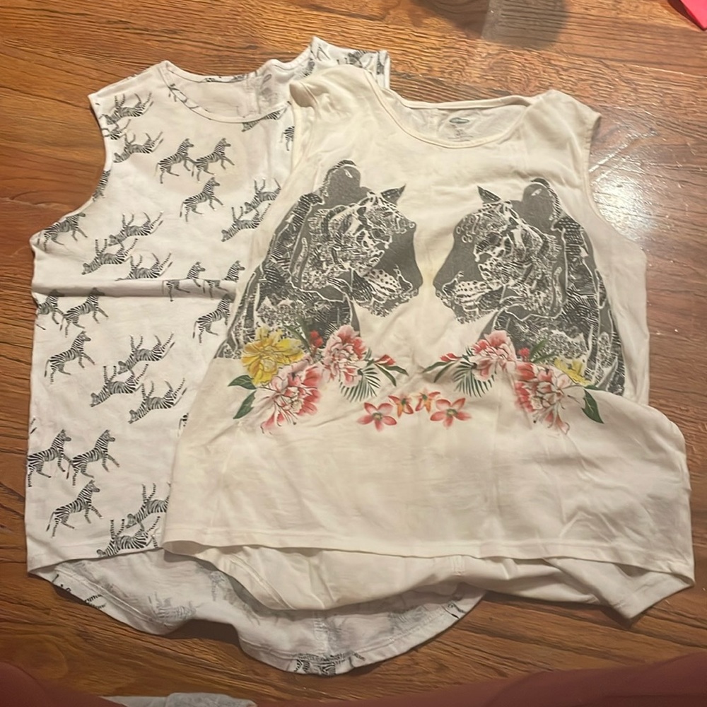 2 girls graphic tank tops